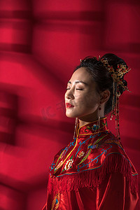 优雅的中式新娘闭着眼睛