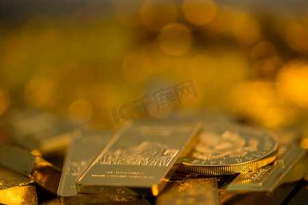 货币图案摄影照片_金币和金条