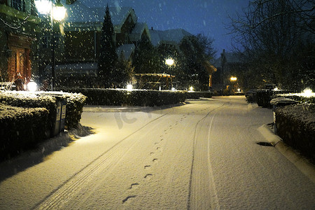 小路夜晚摄影照片_别墅区雪景