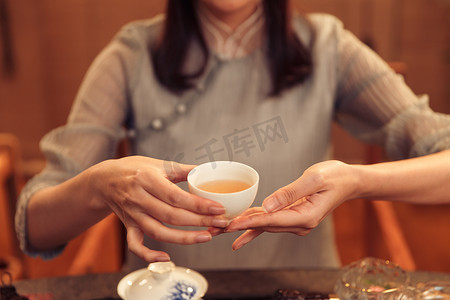 茶艺文化图片摄影照片_青年女人展示茶艺