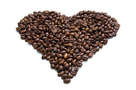 爱心饮料摄影照片_排列成心型的咖啡豆
