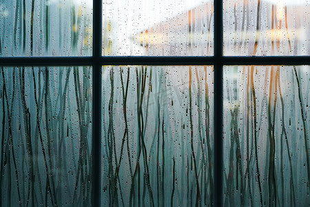 雨后玻璃摄影照片_透过雨后的窗户看天气转晴阳光别墅