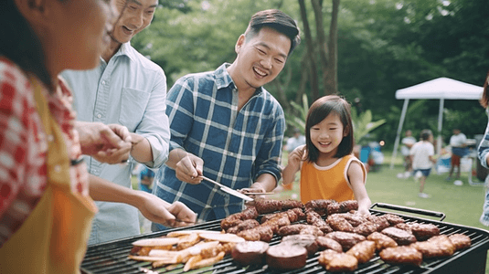亚洲男人亚洲家庭野餐和烹饪在花园，他们烧烤，他们感到快乐的聚会活动，幸福的家庭时间