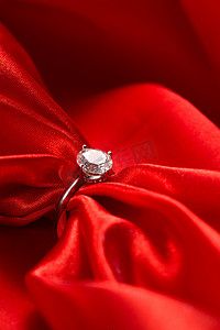 红绸缎摄影照片_红丝绸和钻石戒指