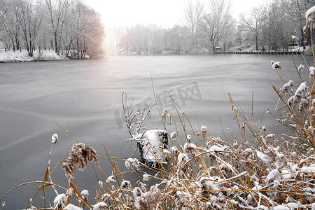 小雪摄影摄影照片_雪中的冰冻的湖面