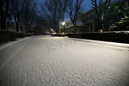 小路夜晚摄影照片_别墅区雪景