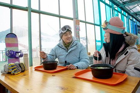 滑雪完的青年伴侣在餐厅用餐