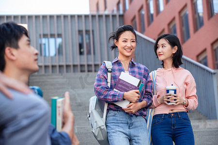 刚下课的大学生在校园里