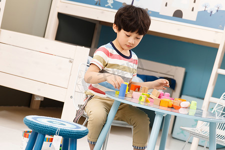 可爱的柜子摄影照片_可爱的小男孩玩积木