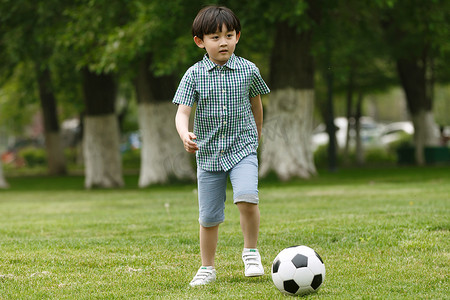 足球腿摄影照片_小男孩踢足球