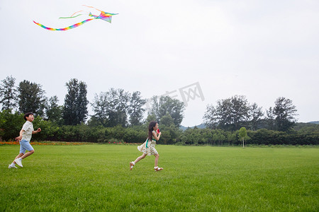 快乐的东方儿童在草地上放风筝