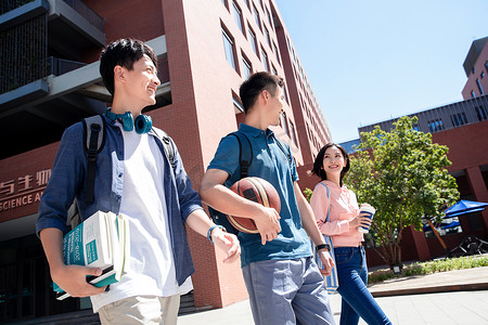 下课后的大学生在校园里