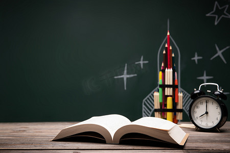 彩色铅笔素材摄影照片_文具创意火箭和桌子上的书