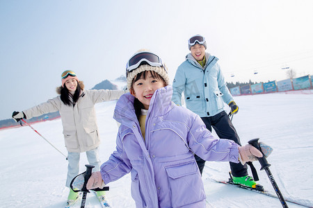快乐的一家三口在滑雪