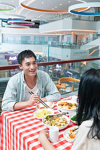 中年夫妇在餐厅用餐