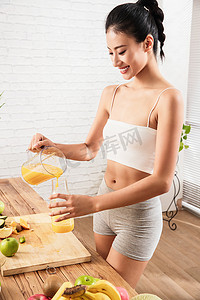 健康女人使用榨汁机