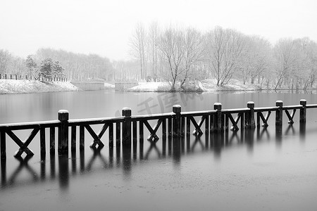 河岸图片摄影照片_下雪后的湖边风景