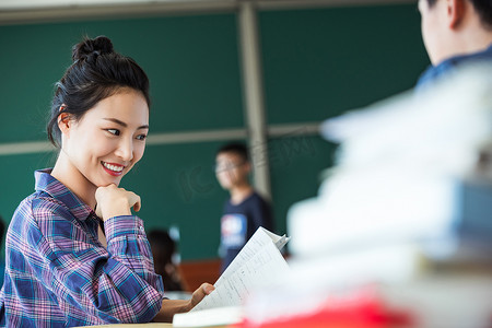 手托学校摄影照片_教室里回头讨论学习的大学生