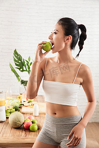 牛奶哈密瓜摄影照片_快乐女人吃苹果