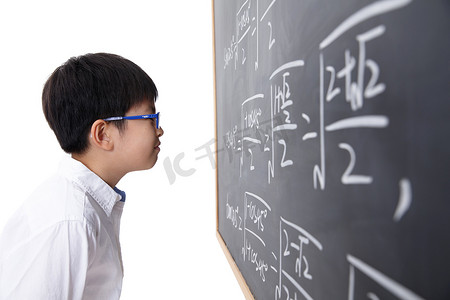 亚洲男孩摄影照片_小学男生被数学题难住