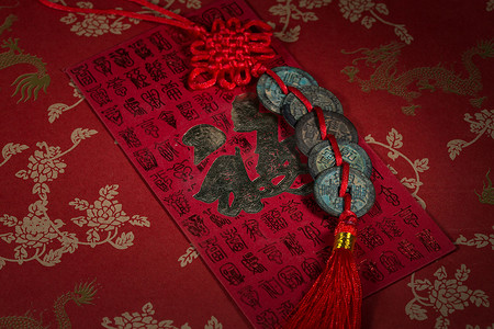 中国新年红包摄影照片_铜钱和红包