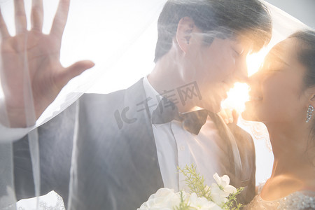 婚纱背景唯美摄影照片_浪漫的新郎和新娘