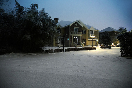 小路夜晚摄影照片_别墅区雪景