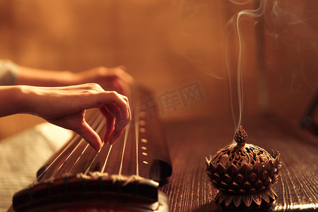 中国古典乐器摄影照片_青年女人弹七弦琴