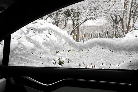 车窗户上的雪