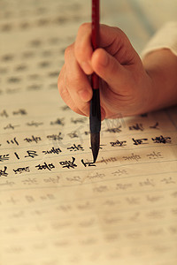 复古字帖摄影照片_青年女人在练习书法