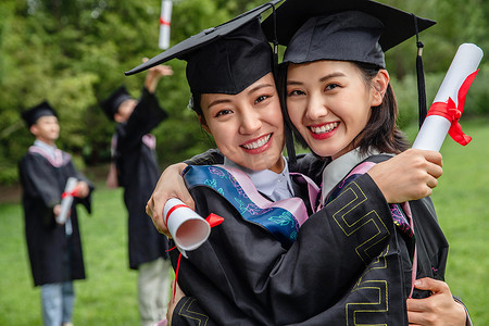 户外穿着学士服的大学生们