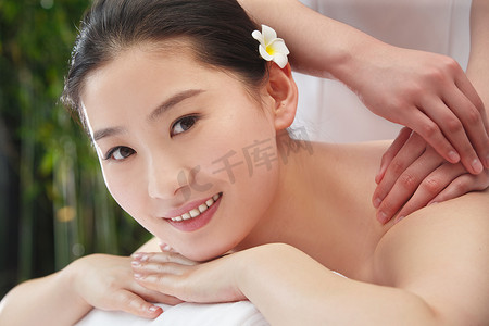 年轻女人在户外做SPA