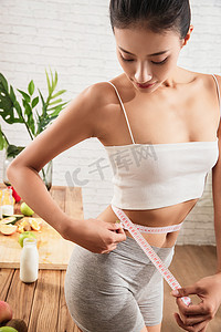 健康女人测量腰围
