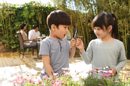 两个儿童在庭院里玩耍