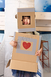 有趣生活用品摄影照片_可爱的小女孩在扮演机器人