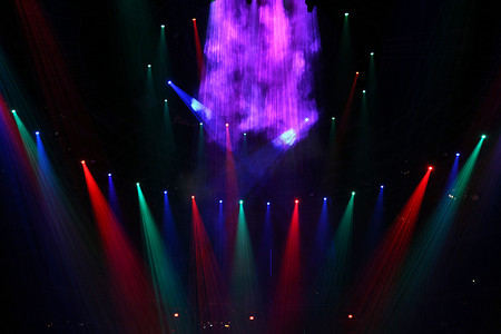 紫色灯光舞台摄影照片_剧院内五颜六色的光束