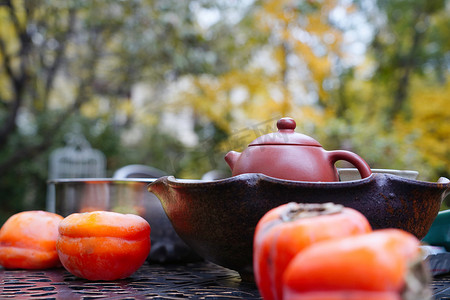 柿子文化摄影照片_庭院桌子上的柿子和茶具