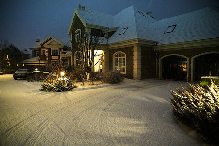 小路夜晚摄影照片_别墅区雪景