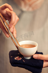 青花瓷摄影照片_青年女人泡茶