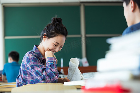 教室里回头讨论学习的大学生