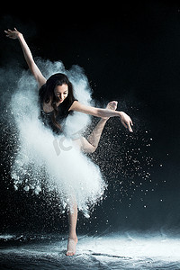 粉末彩色摄影照片_青年女人在跳芭蕾舞