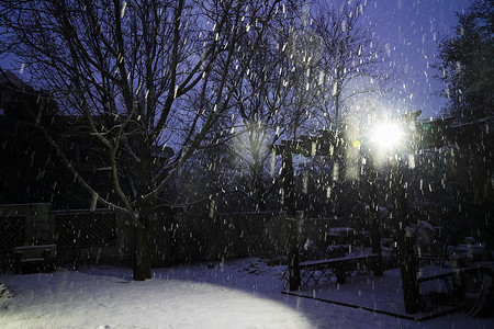 夜晚雪景摄影照片_别墅区雪景