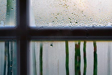 阴天下雨雨滴摄影照片_雨后的窗户局部