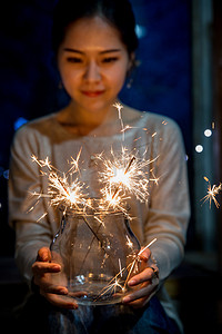 圣诞人像摄影照片_青年女人放烟花