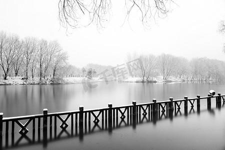 冰面图片摄影照片_下雪后的湖边风景