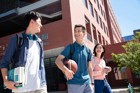 下课后的大学生在校园里