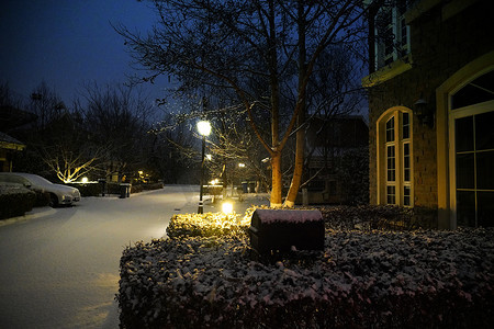 夜晚雪景摄影照片_别墅区雪景