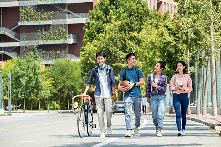 阳光下快乐的大学生在校园里步行
