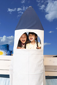 有趣生活用品摄影照片_可爱的小女孩在玩太空探索