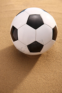 简单海边摄影照片_沙滩足球
